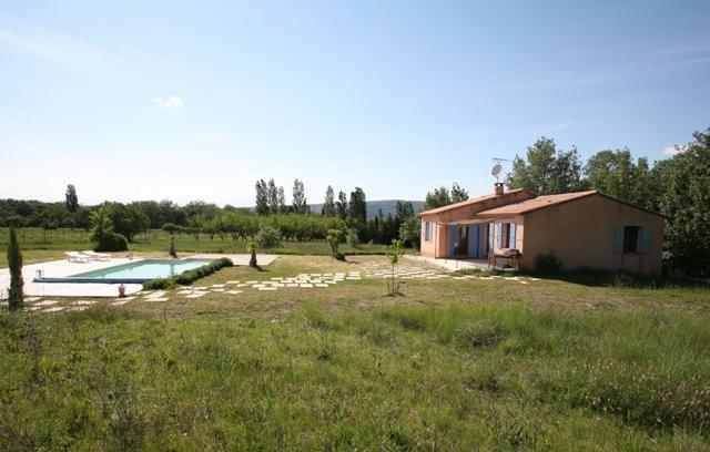 One level house in Roussillon, Luberon with swimming pool and view